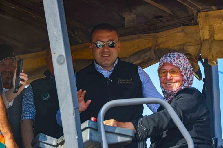 Köyünün sıcak asfaltını 73 yaşındaki Emine teyze döktü