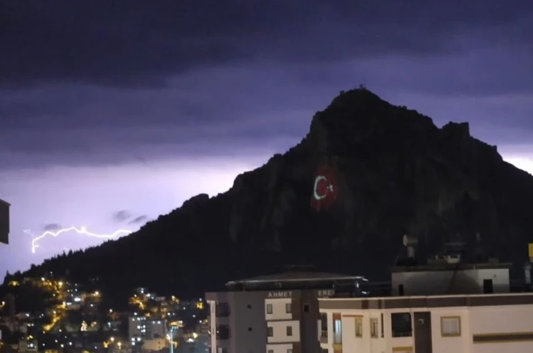 Kozan Kalesi’nde şimşekler görsel şölen oluşturdu 