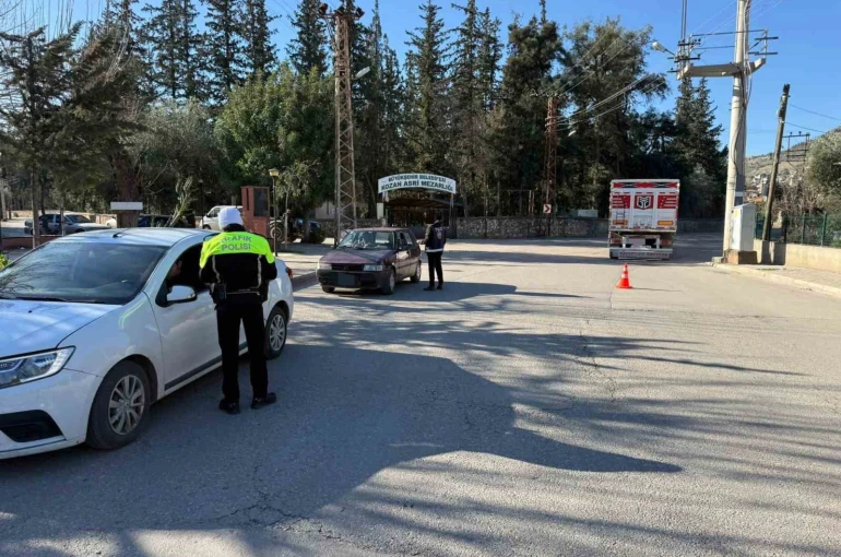 Kozan’da 10 araç ve 4 motosiklet trafikten men edildi