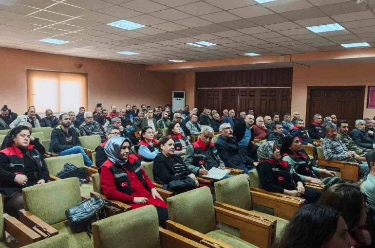 Kozan’da hurma üreticilerine kapsamlı eğitim