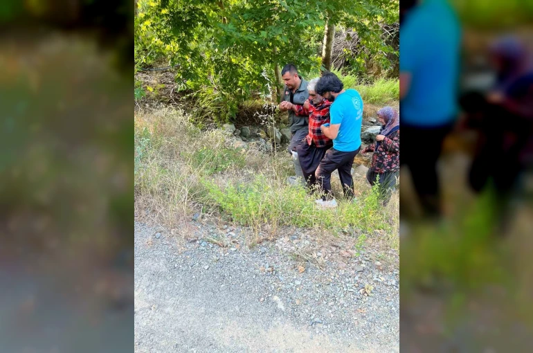 Kozan’da kayalıklardan düşen şahsı orman ekipleri kurtardı