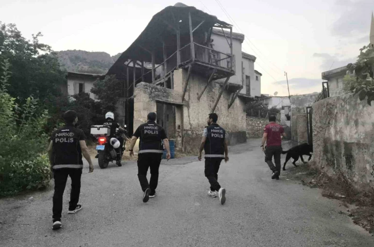Kozan’da narkotik uygulamasında aranan terör örgütü üyesi yakalandı