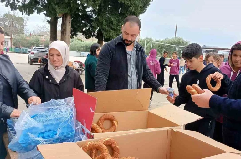 Kozan’da şehit aileleri ve gazilerden öğrencilere simit ikramı