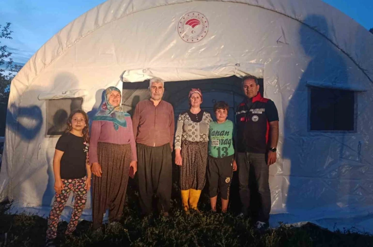 Kozan’da selden etkilenen vatandaşların yaraları sarılıyor