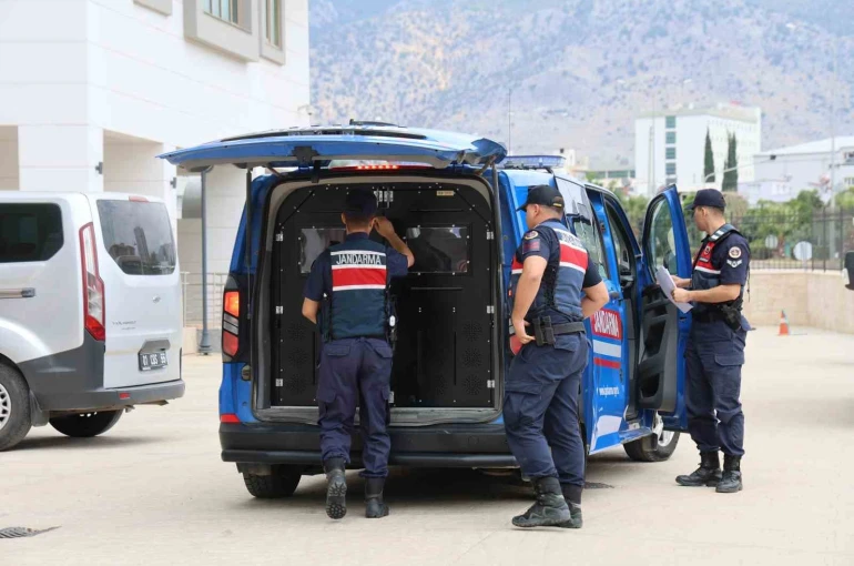 Kozan’da ‘yağma’ suçundan aranan firariler jandarma operasyonu ile yakalandı