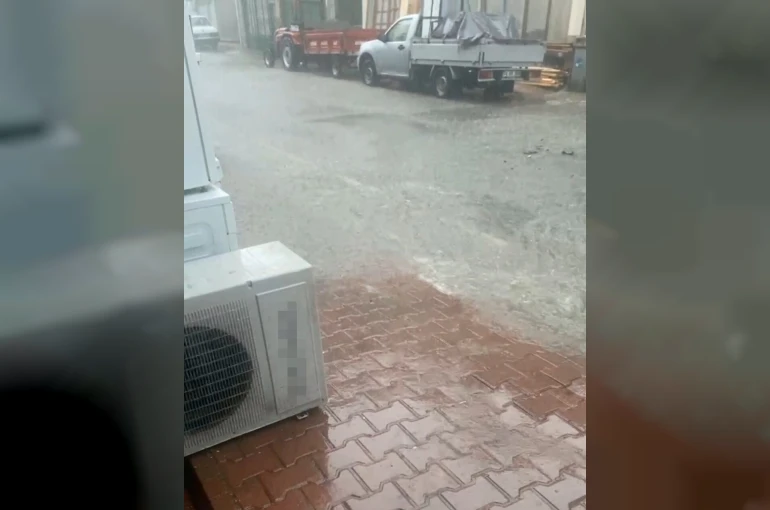 Kozcağız’da sağanak yağış yolları göle çevirdi