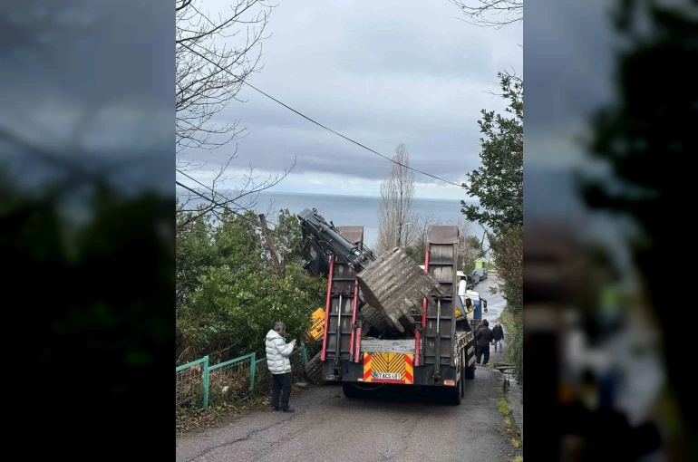 Kozlu’da kepçe dorseden yola düştü, ulaşım bir süre aksadı
