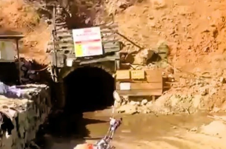 Krom madeninde meydana gelen göçükte 2 işçi mahsur kaldı