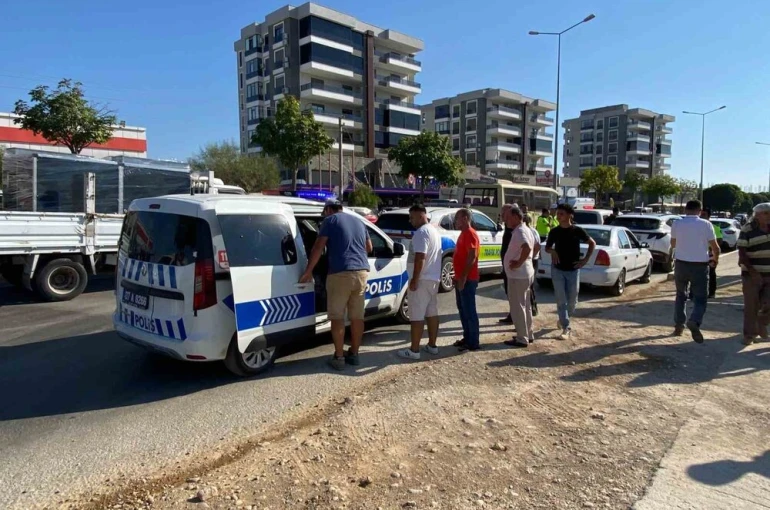 Kucağına aldığı oğluyla yolun karşısına geçerken otomobil çarptı: 1’i ağır 2 yaralı