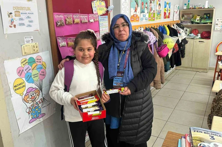 Küçük Aysima’dan öğretmenlerine duygulandıran sürpriz