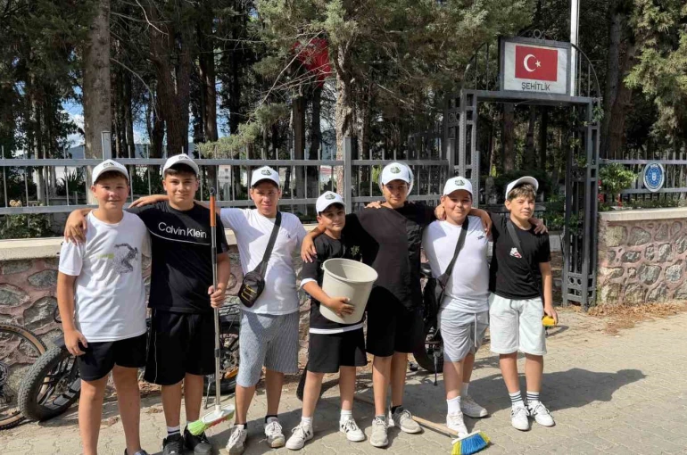 Küçük yüreklerden büyük vefa: Şehitliği temizleyip güllerle donattılar