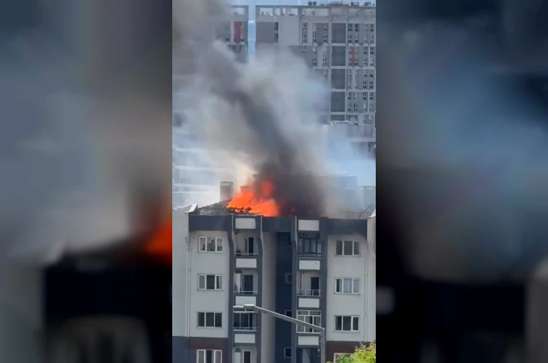 Küçükçekmece’de 11 katlı binanın çatısında çıkan yangında can pazarı yaşandı