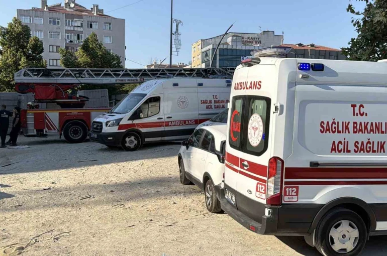 Küçükçekmece’de 3 aydır maaş alamayan işçiler inşaatın tepesine çıktılar