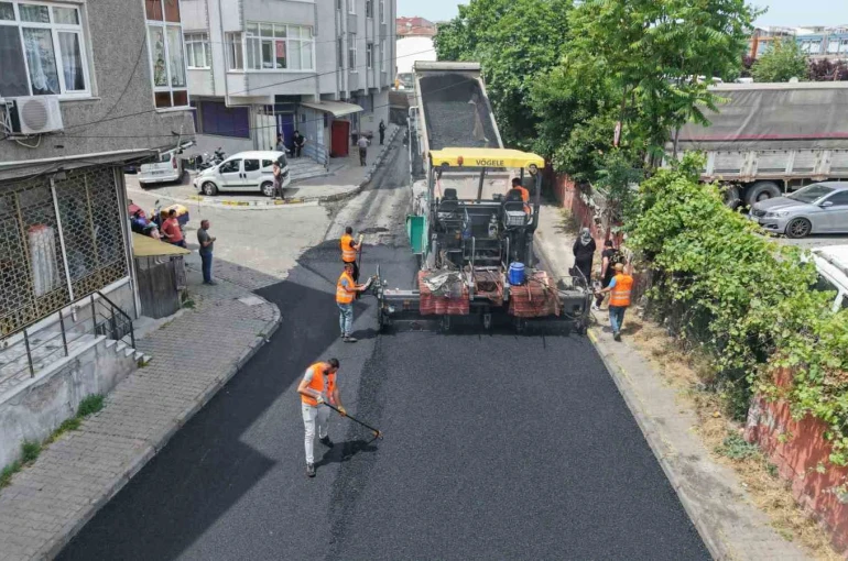 Küçükçekmece’de asfalt seferberliği