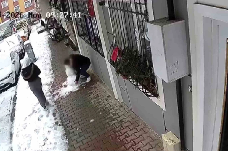 Küçükçekmece’de çocukların yaptığı kardan adamı götürdü
