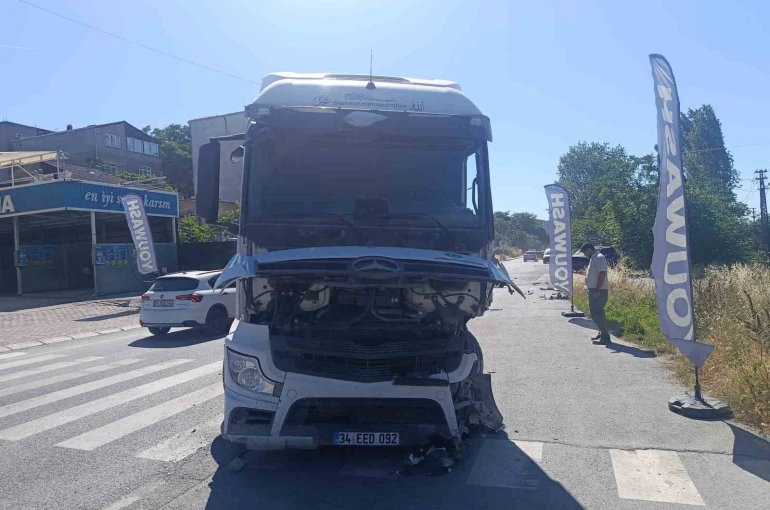 Küçükçekmece’de hafif ticari araç ile tır çarpıştı: 1 ağır yaralı
