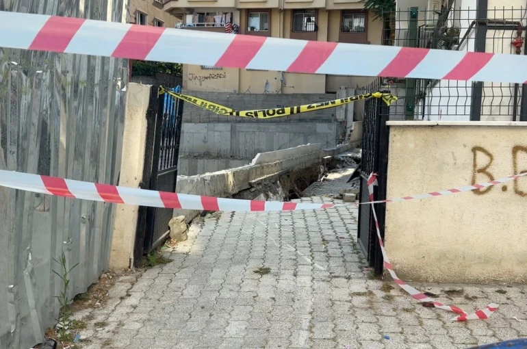 Küçükçekmece’de inşaat temelindeki göçük paniğe neden oldu