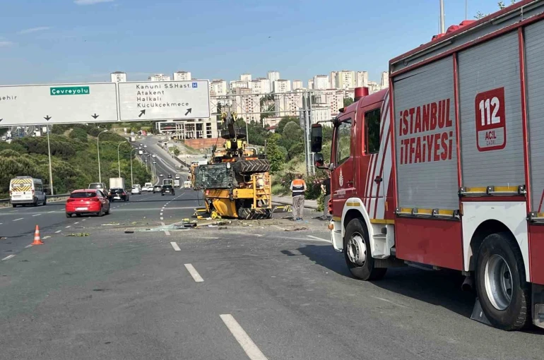 Küçükçekmece’de iş makinesini taşıyan çekici devrildi, sürücü hayatını kaybetti