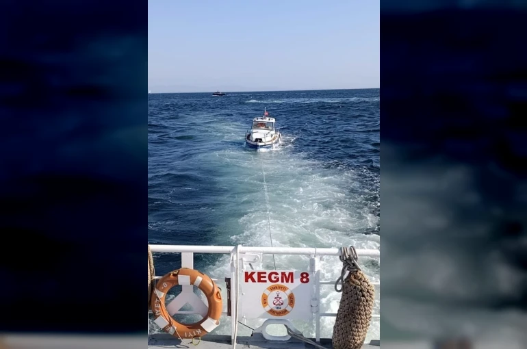 Küçükçekmece’de makine arızası nedeniyle sürüklenen tekne kurtarıldı