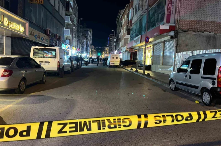 Küçükçekmece’de silahlı saldırı: 1’i ağır 3 yaralı