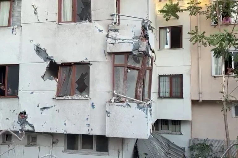 Küçükçekmece’de yıkımı yapılan binanın duvarı yan apartmanın üzerine devrildi