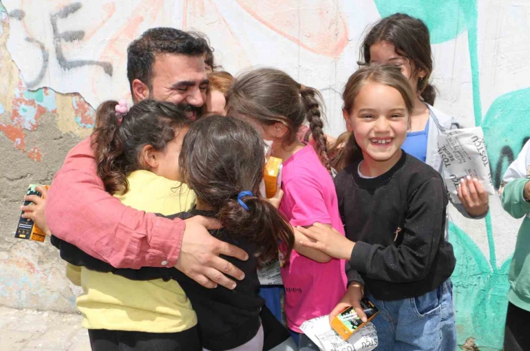 Küçükken hep ’bekledi’ şimdi çocuklara ücretsiz dağıtıyor