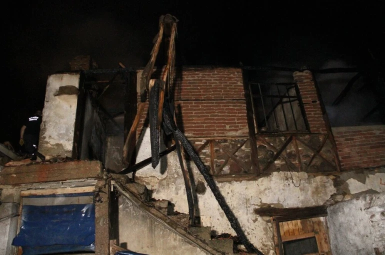 Kula’da gece saatlerinde yangın paniği
