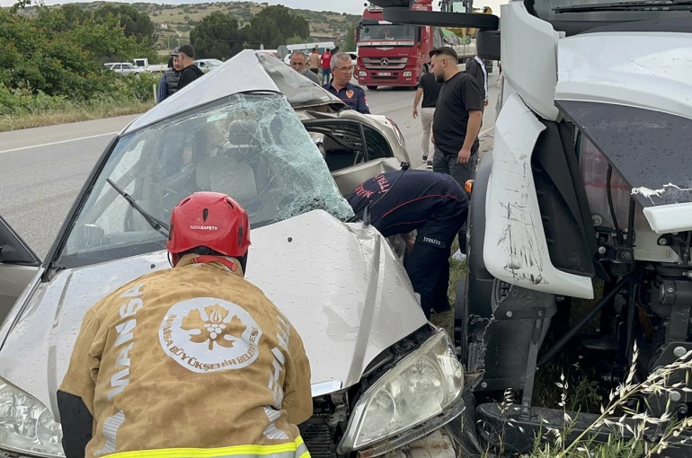 Kula’da otomobil ile tır çarpıştı: 1 ağır yaralı