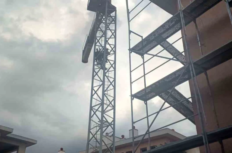 Kule vinç üzerinde eylem 