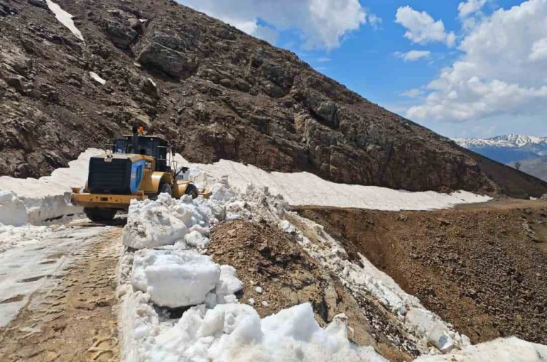 Kulp’ta çığ ve heyelan nedeniyle hasar gören yollar onarılıyor