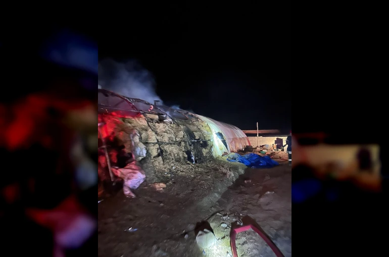 Kulu'da bahçedeki saman balyaları alev alev yandı