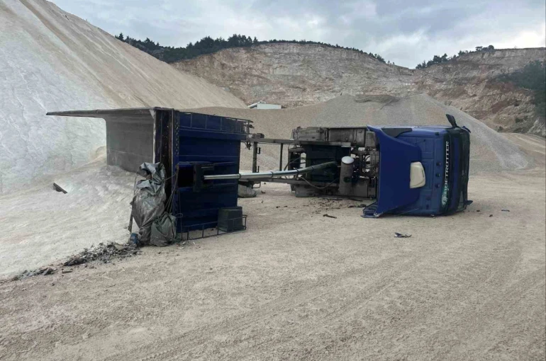 Kum boşaltırken devrilen kamyonda iş kazası: 1 yaralı 