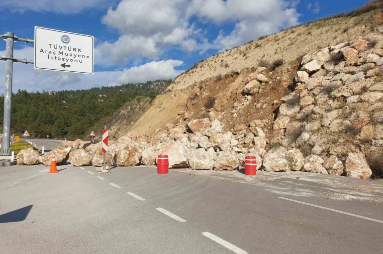 Kumluca-Kemer karayolunda toprak kayması, heyelanı önlemek için örülen duvardaki kayalar yola saçıldı