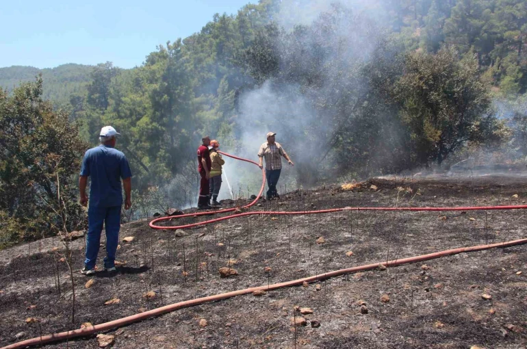Kumluca’da makilik alanda çıkan yangın, evlere ve ormanlık alana sıçramadan söndürüldü