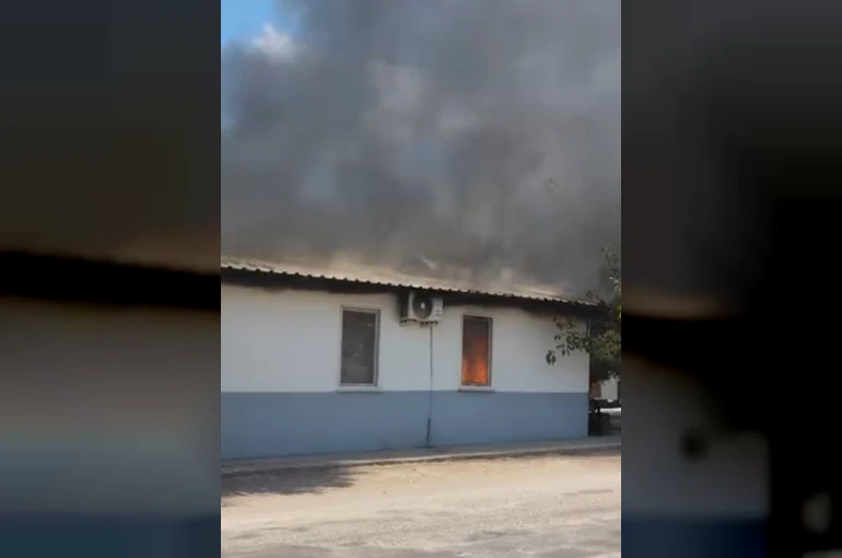 Kumluca’da yaşlı kadının yalnız yaşadığı ev yandı 