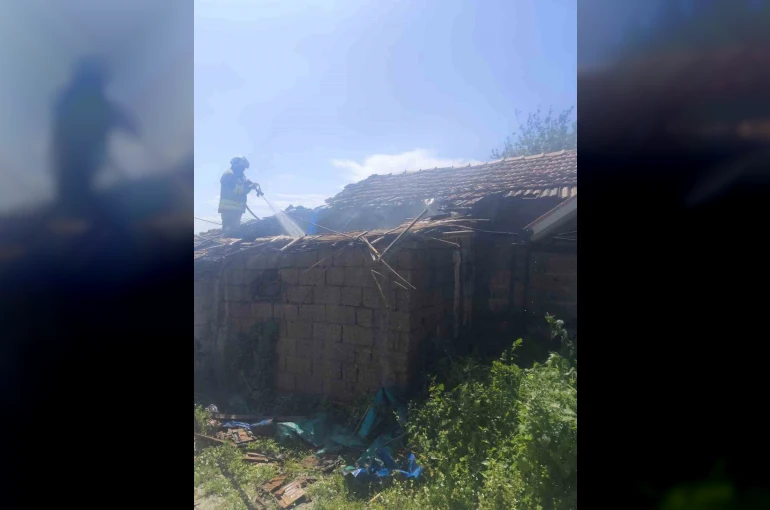 Kumlu’da müstakil ev yangını