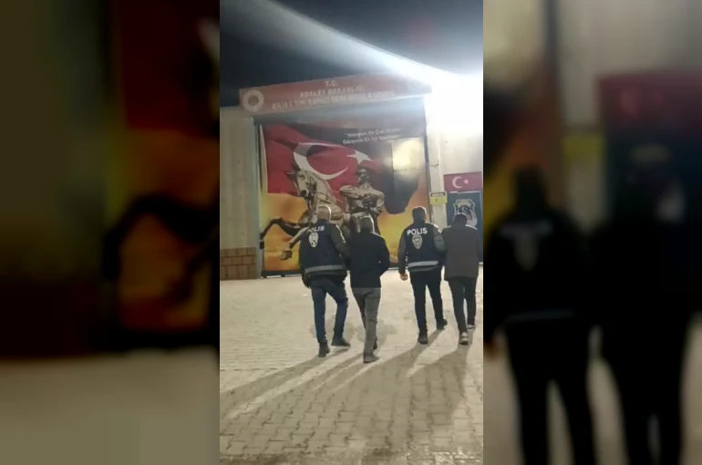 Kumlu’da otodan hırsızlık şüphelileri tutuklandı