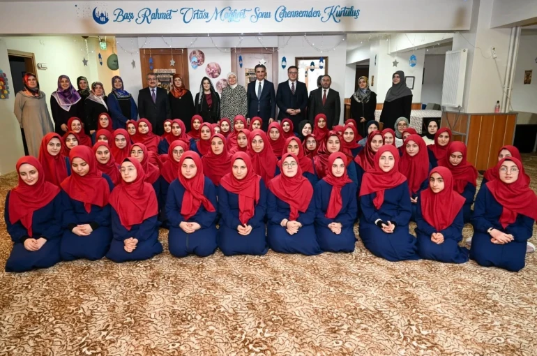 Kur’an kursu öğrencileriyle iftar yaptılar