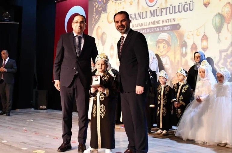 Kur’an kursunu başlarına taç takarak tamamladılar