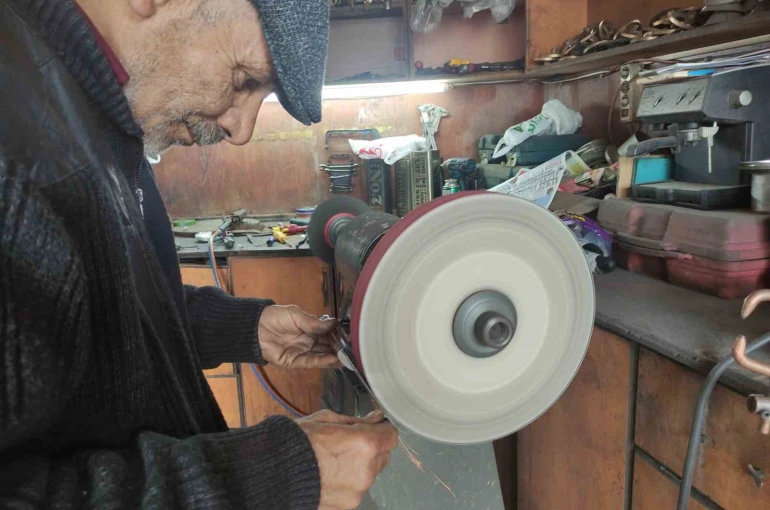 Kurban Bayramı öncesi bıçak bileyicilerinin yoğun mesaisi