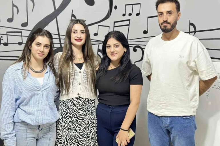 Kurduğu müzik akademisinde öğrencilerini üniversiteye hazırlıyor