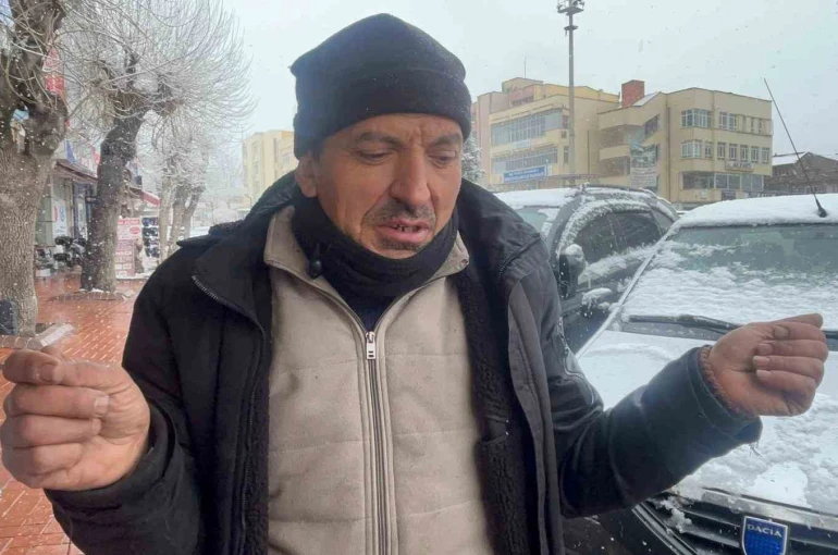 Kurduğu soba ile hem kendisini hem de vatandaşları ısıtıyor