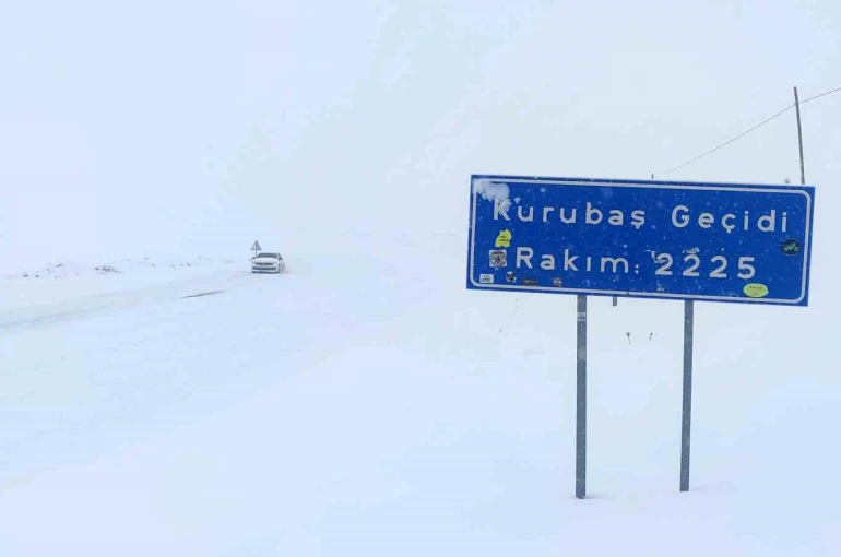 Kurubaş Geçidi’nde kar yağışı ve sis etkili oluyor