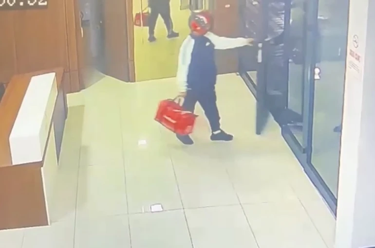 Kurye kılığıyla girdiler, silahla alıkoydular... Özel Harekat kapıları koçbaşıyla kırdı