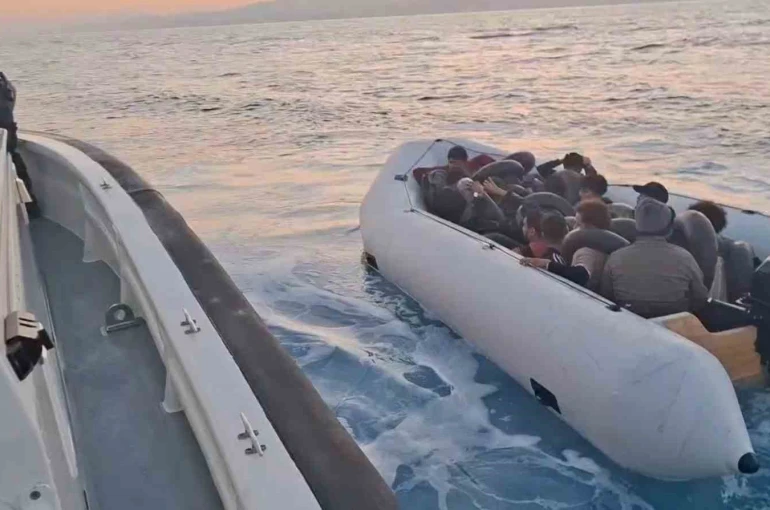 Kuşadası açıklarında 18 düzensiz göçmen yakalandı