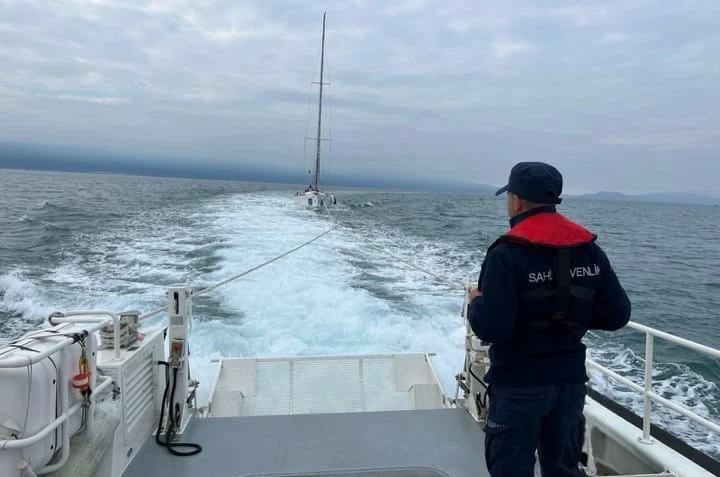 Kuşadası açıklarında motoru bozulan tekne kurtarıldı