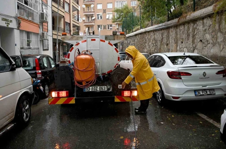 Kuşadası Belediyesi’nde sağanak seferberliği