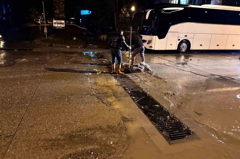 Kuşadası Belediyesi’nin ’yağmur’ mesaisi aralıksız sürüyor