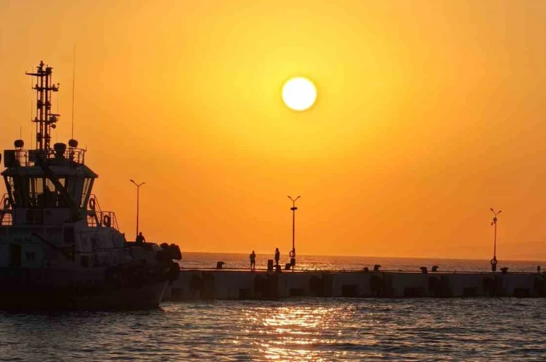 Kuşadası, gün batımında kızıla boyanıyor