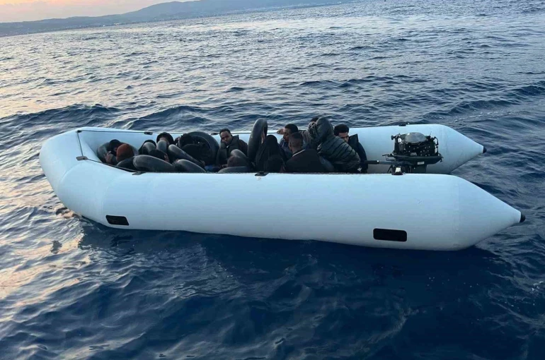 Kuşadası’nda 18 düzensiz göçmen kurtarıldı 